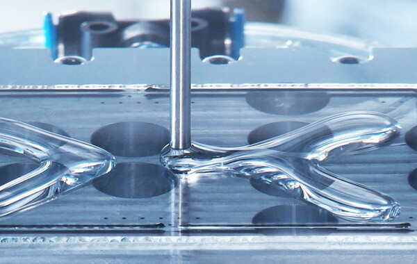 Bonding process of EPOXONIC adhesives; source: photo provided by Scheugenpflug GmbH (now: Atlas Copco), 2023